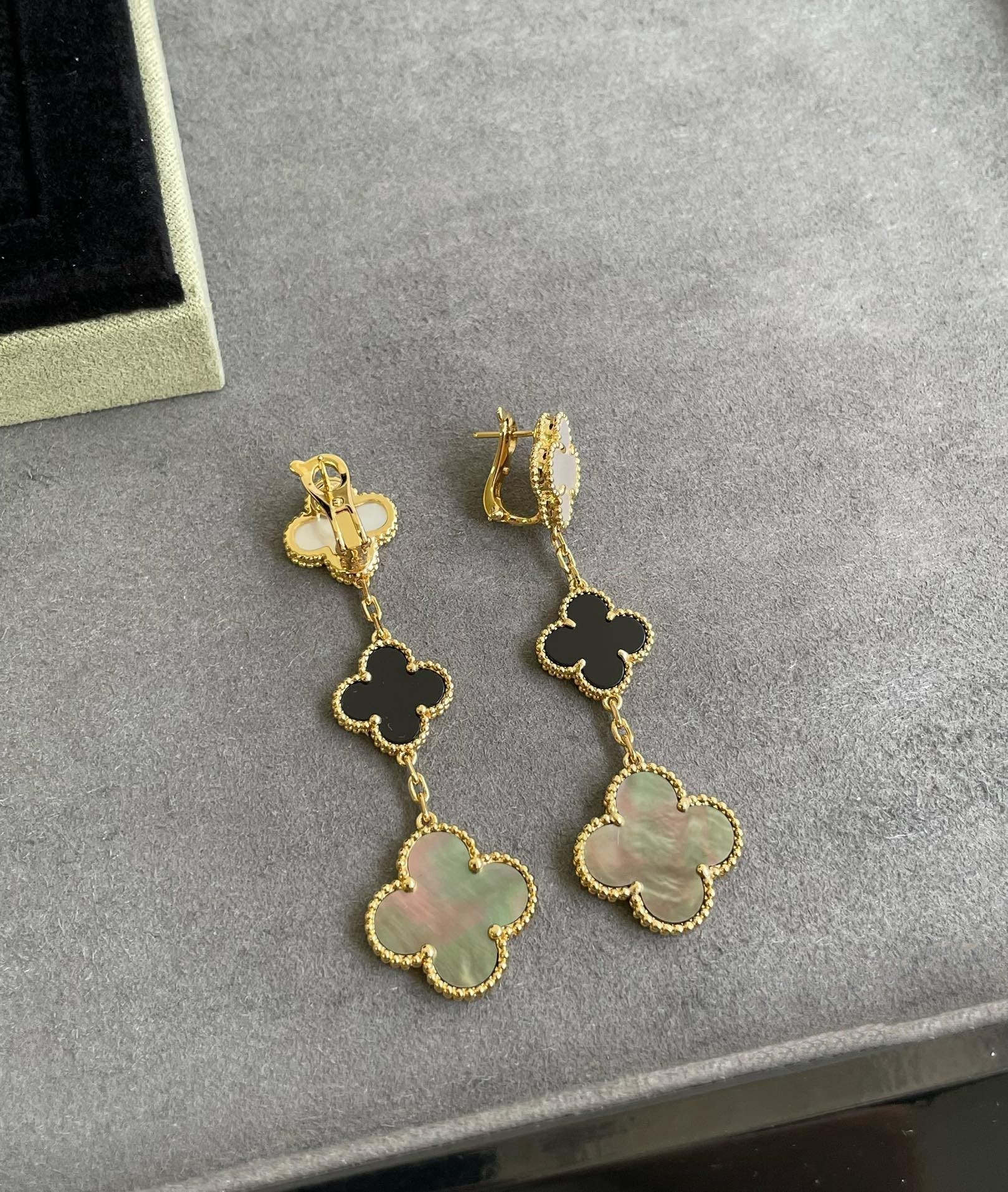 [Clover Jewelry]KLEEBOLATT 3 MOTIV PERLMUTT ONYX DUNKELROSA GOLD OHRRINGE