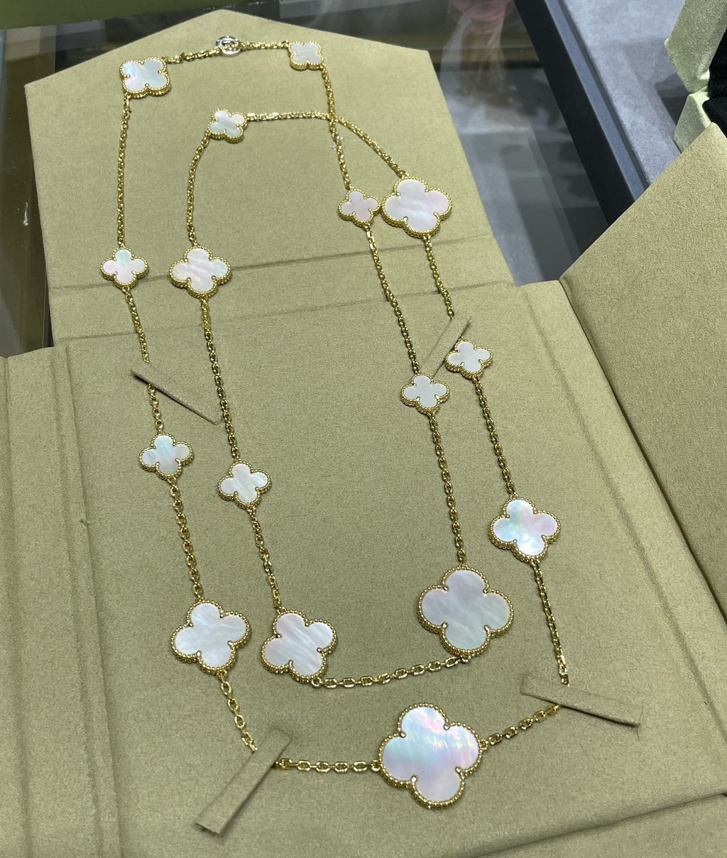 [Clover Jewelry]KLEE 16 MOTIV WEISSES PERLMUTT GOLDHALSKELLe