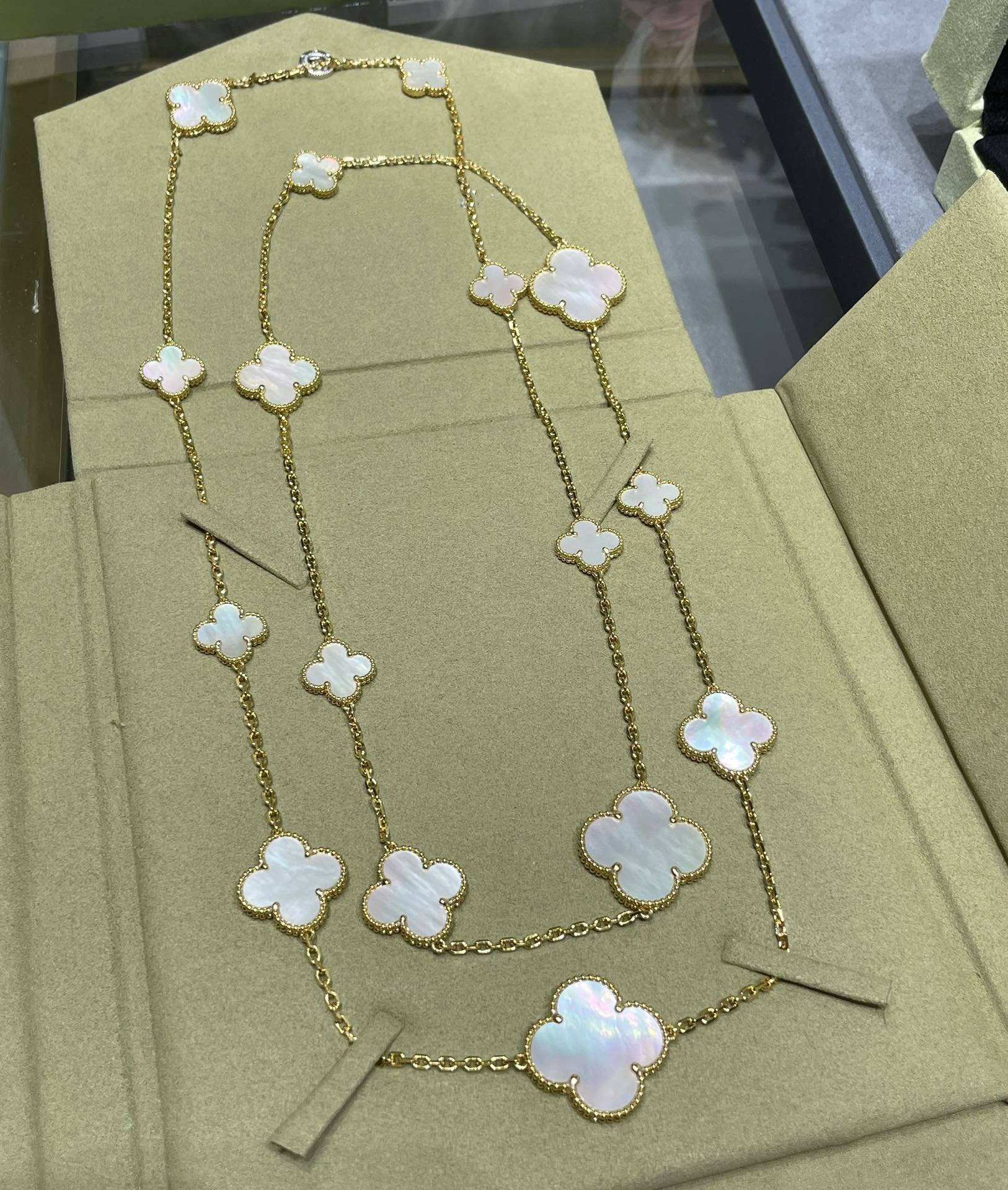 [Clover Jewelry]KLEE 16 MOTIV WEISSES PERLMUTT GOLDHALSKELLe