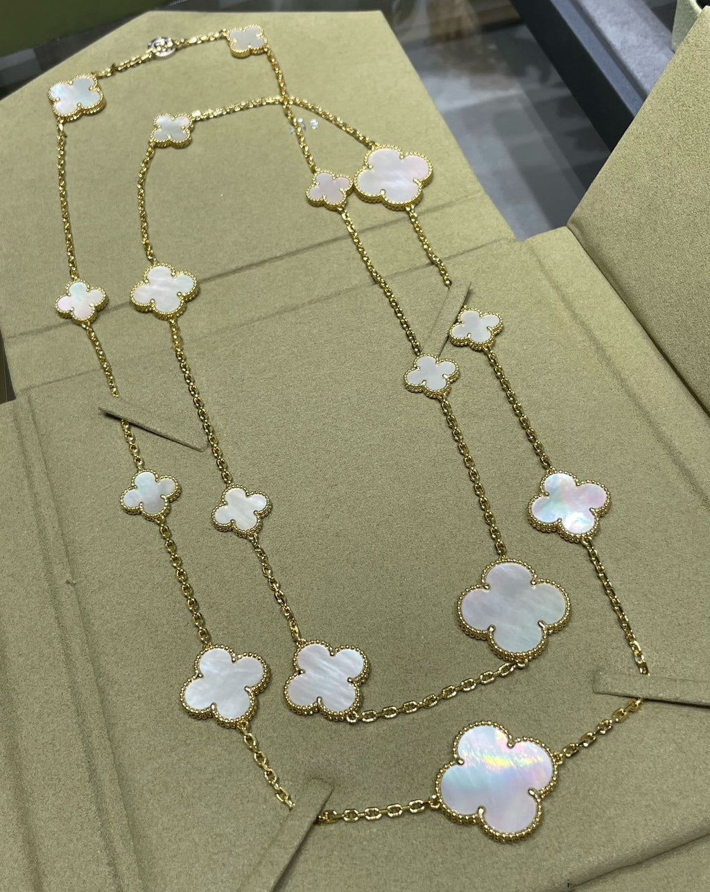 [Clover Jewelry]KLEE 16 MOTIV WEISSES PERLMUTT GOLDHALSKELLe