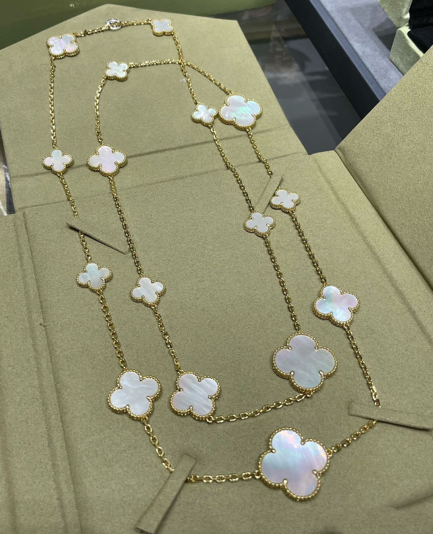 [Clover Jewelery]CLOVER 16 MOTIF WHITE MOP GOLD NECKLACE
