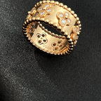 {"en_US":"[Clover Jewelry]PERLEE DIAMOND LARGE RING","de_DE":"[Clover Jewelry]PERLEE DIAMOND GROSSER RING"}
