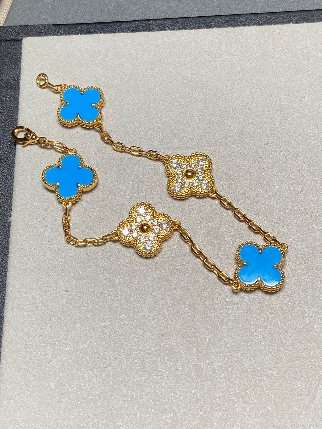 ```json
[
  {
    "translatedText": "[Clover Jewelry]CLOVER 5 MOTIVE BLAUER CHALZEDON DIAMANT GOLDARMREIF"
  }
]
```