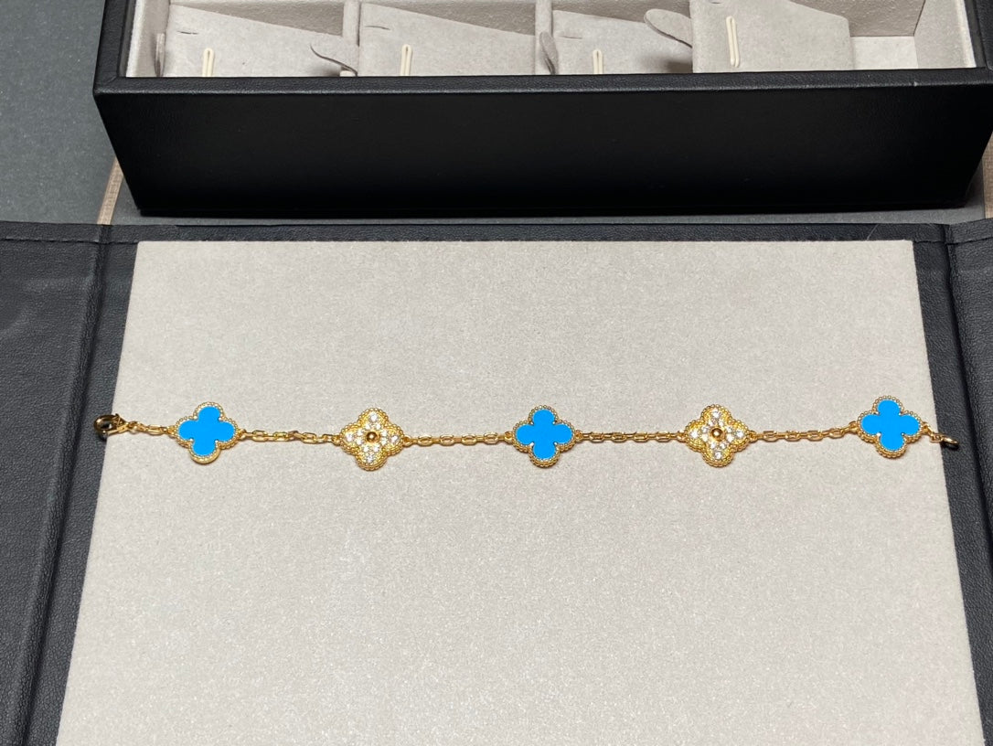 ```json
[
  {
    "translatedText": "[Clover Jewelry]CLOVER 5 MOTIVE BLAUER CHALZEDON DIAMANT GOLDARMREIF"
  }
]
```