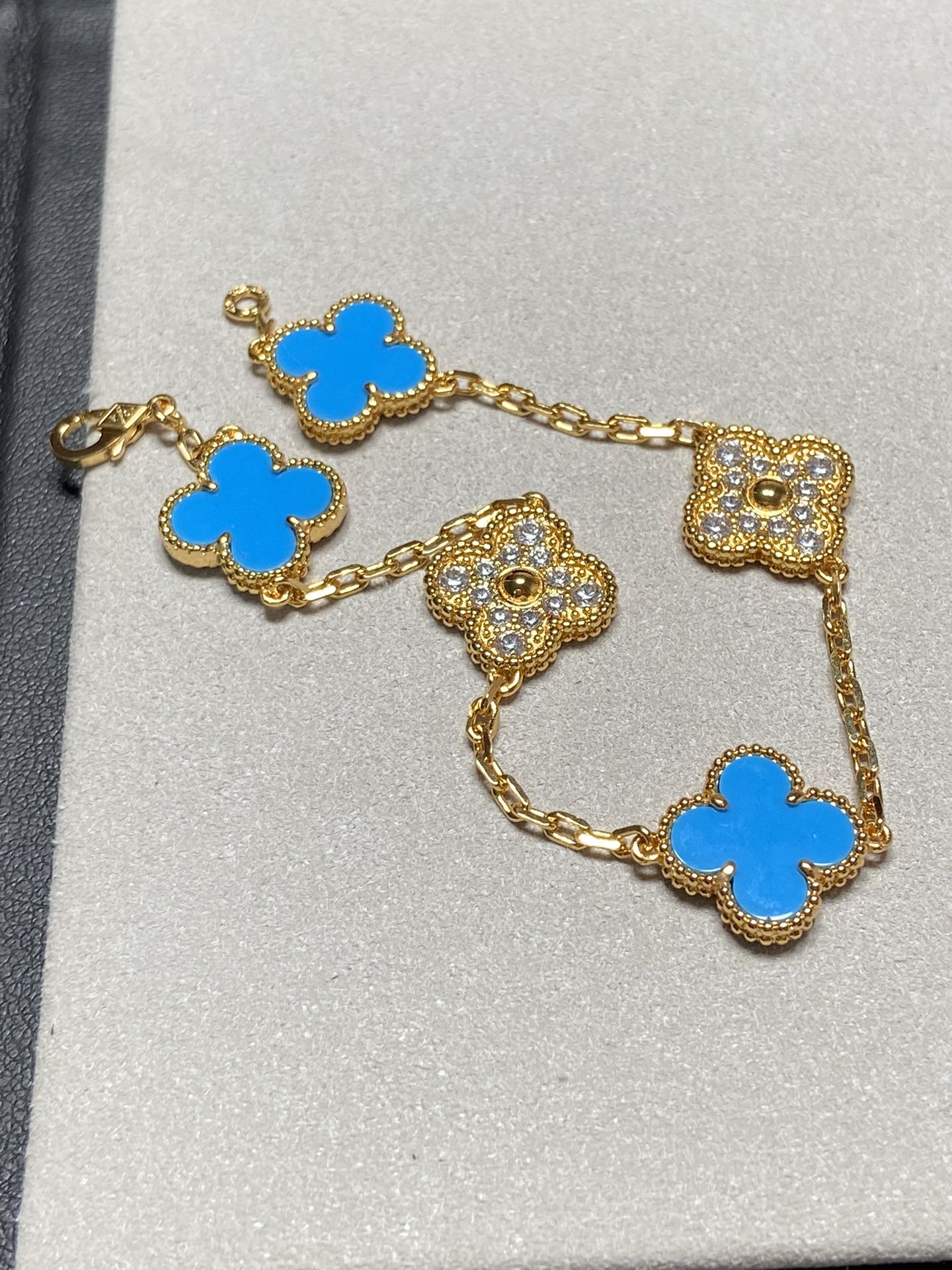 ```json
[
  {
    "translatedText": "[Clover Jewelry]CLOVER 5 MOTIVE BLAUER CHALZEDON DIAMANT GOLDARMREIF"
  }
]
```