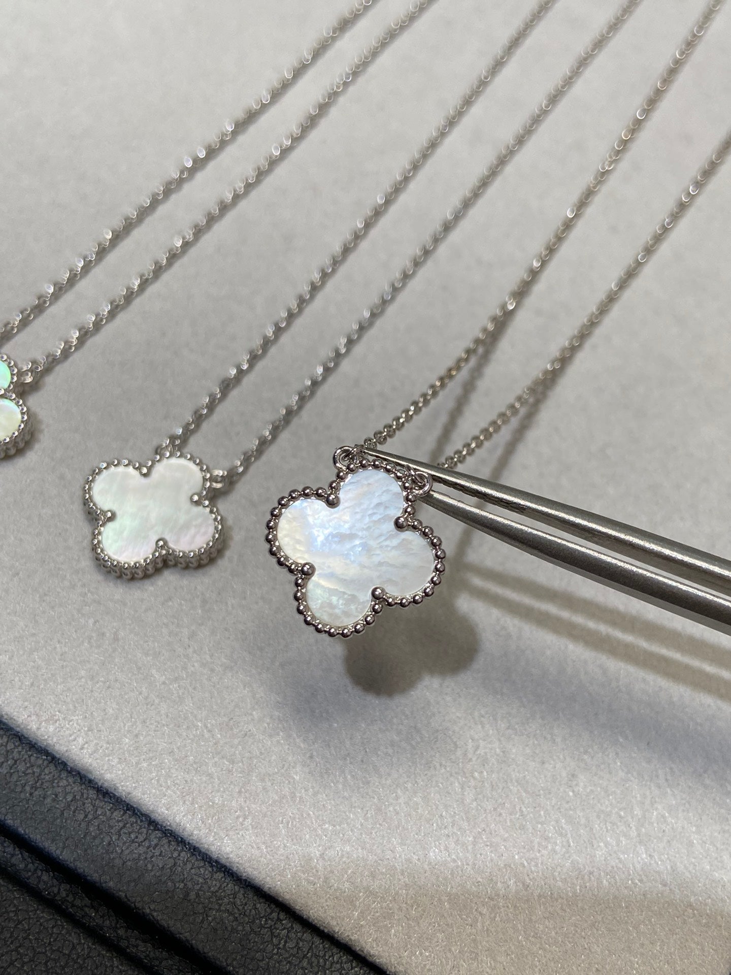 [Clover Jewelery]CLOVER MEDIUM SILVER WHITE MOP NECKLACE