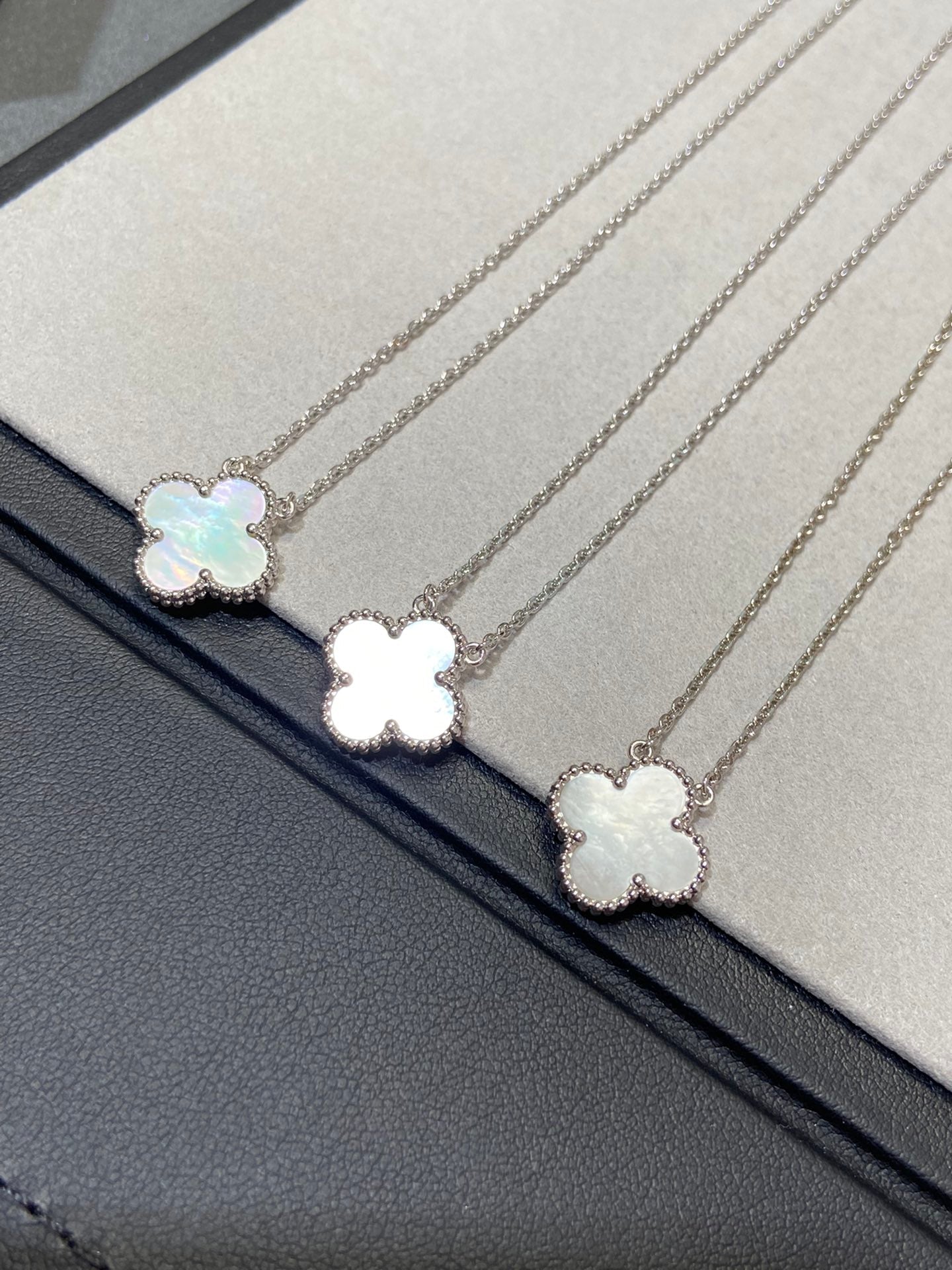 [CLOVER JEWELRY]クローバー ミディアム シルバーホワイトマザーオブパール ネックレス