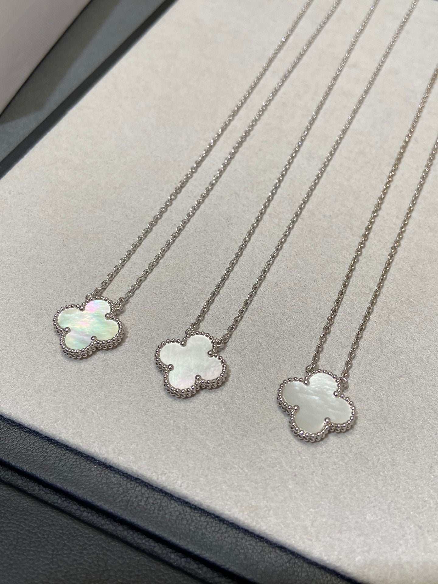 [CLOVER JEWELRY]クローバー ミディアム シルバーホワイトマザーオブパール ネックレス