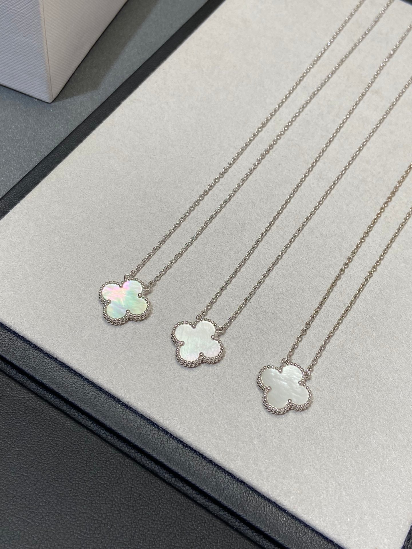 [CLOVER JEWELRY]クローバー ミディアム シルバーホワイトマザーオブパール ネックレス