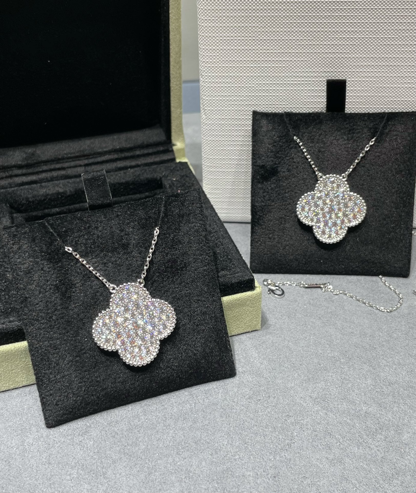 [Clover Jewelry]KLEE 25MM GROSSER ANHÄNGER DIAMANT-PAVIERT SILBERHALSKETTE