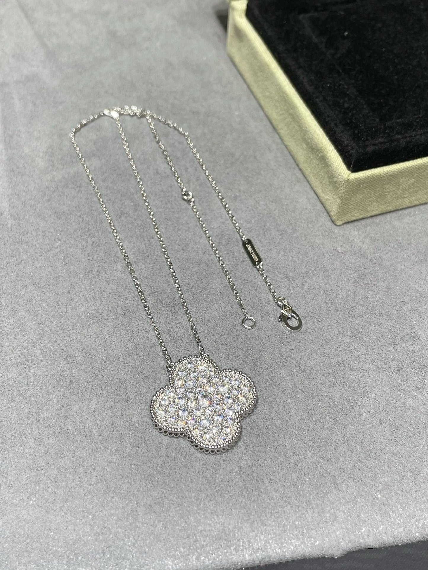 [Clover Jewelery]CLOVER 25MM LARGE PENDANT DIAMOND PAVED SILVER NECKLACE
