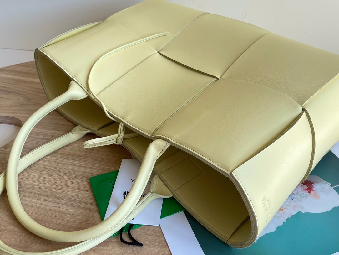 ARCO TOTE 36 IN PALE YELLOW CALFSKIN