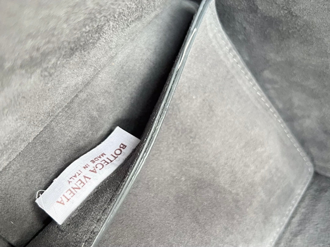 ARCO TOTE 36 IN TROUT GRAY CALFSKIN