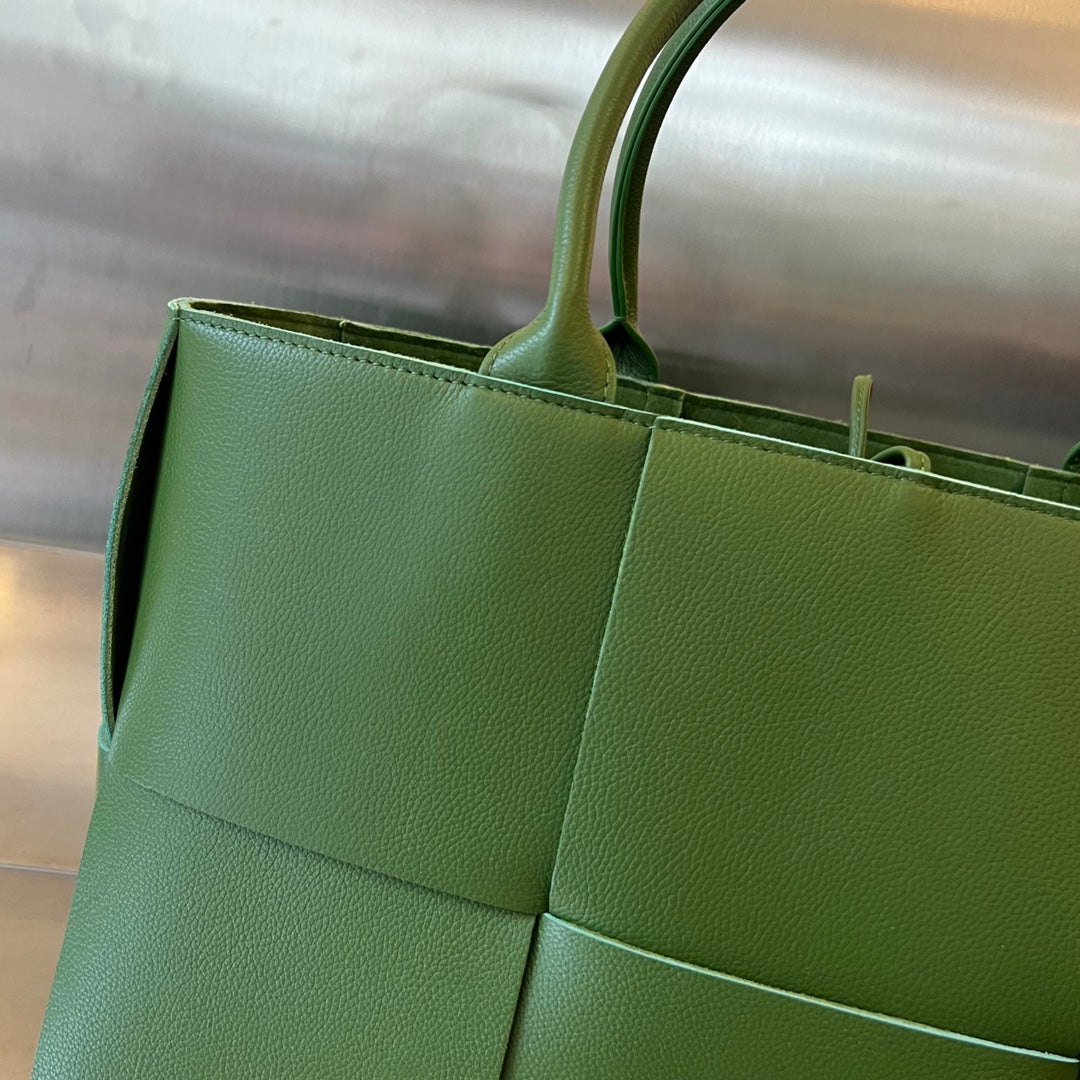 ARCO TOTE 36 IN GLADE GREEN CALFSKIN