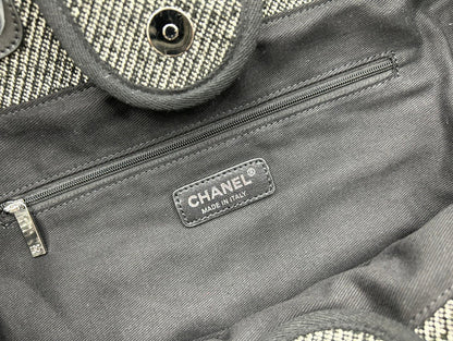 CC DEAUVILLE LARGE 38 TOTE BAG IN BLACK CANVAS WITH WHITE LOGO