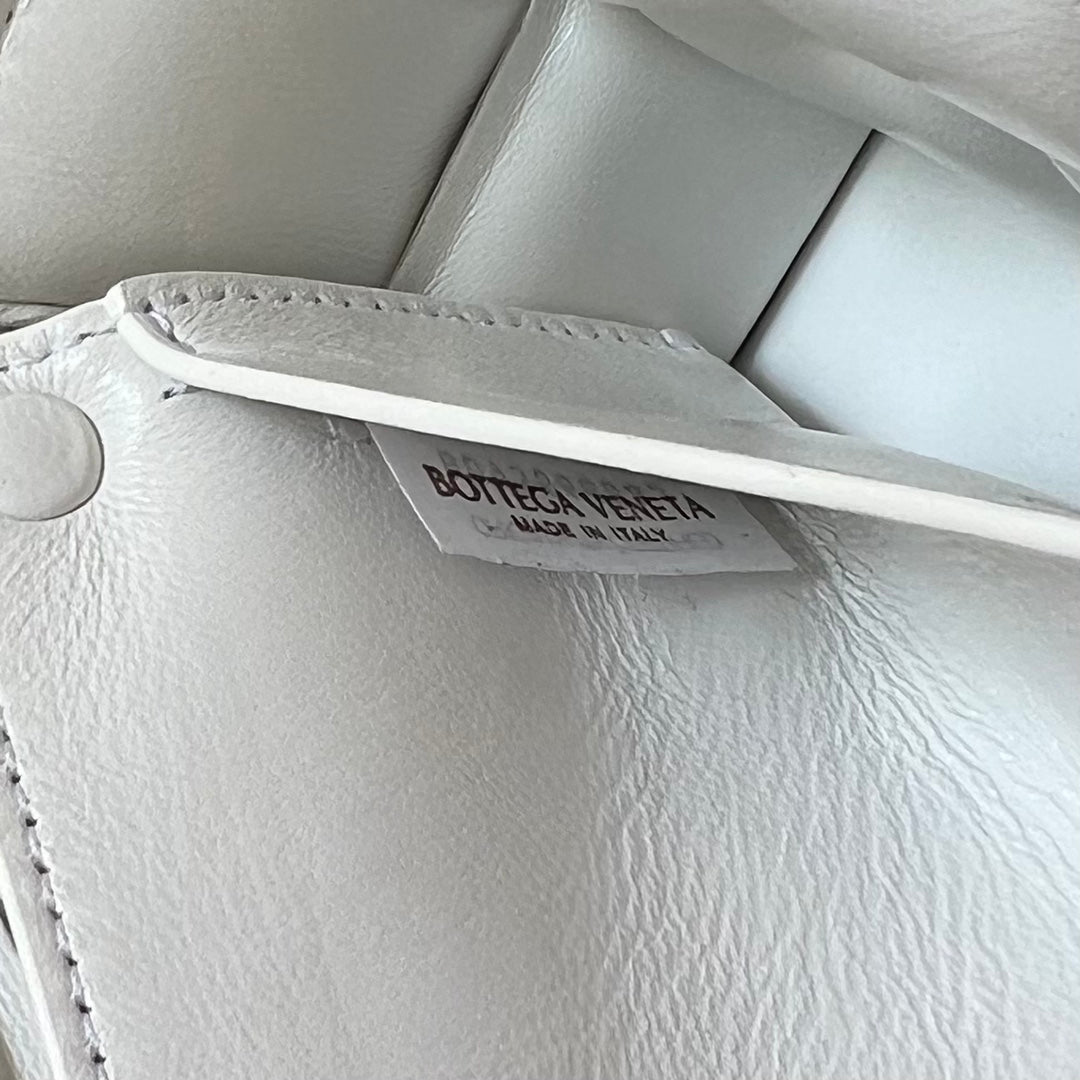 MINI CASSETTE 18 IN WHITE LAMBSKIN