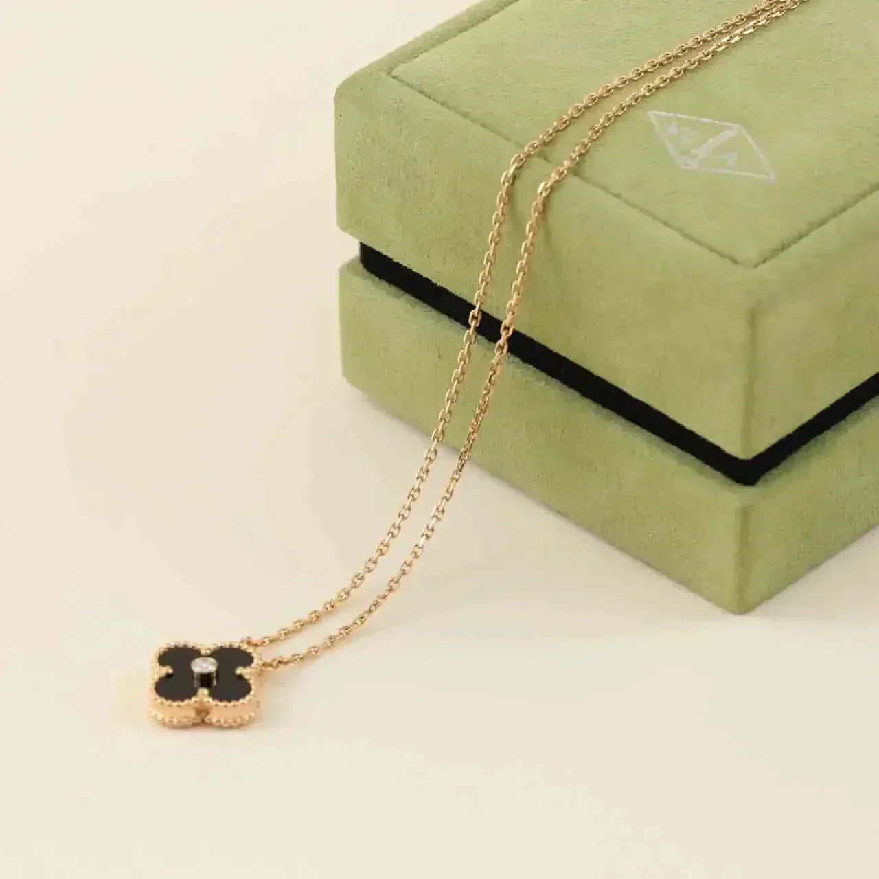 [Clover Jewelery]CLOVER 15MM DIAMOND ONYX NECKLACE