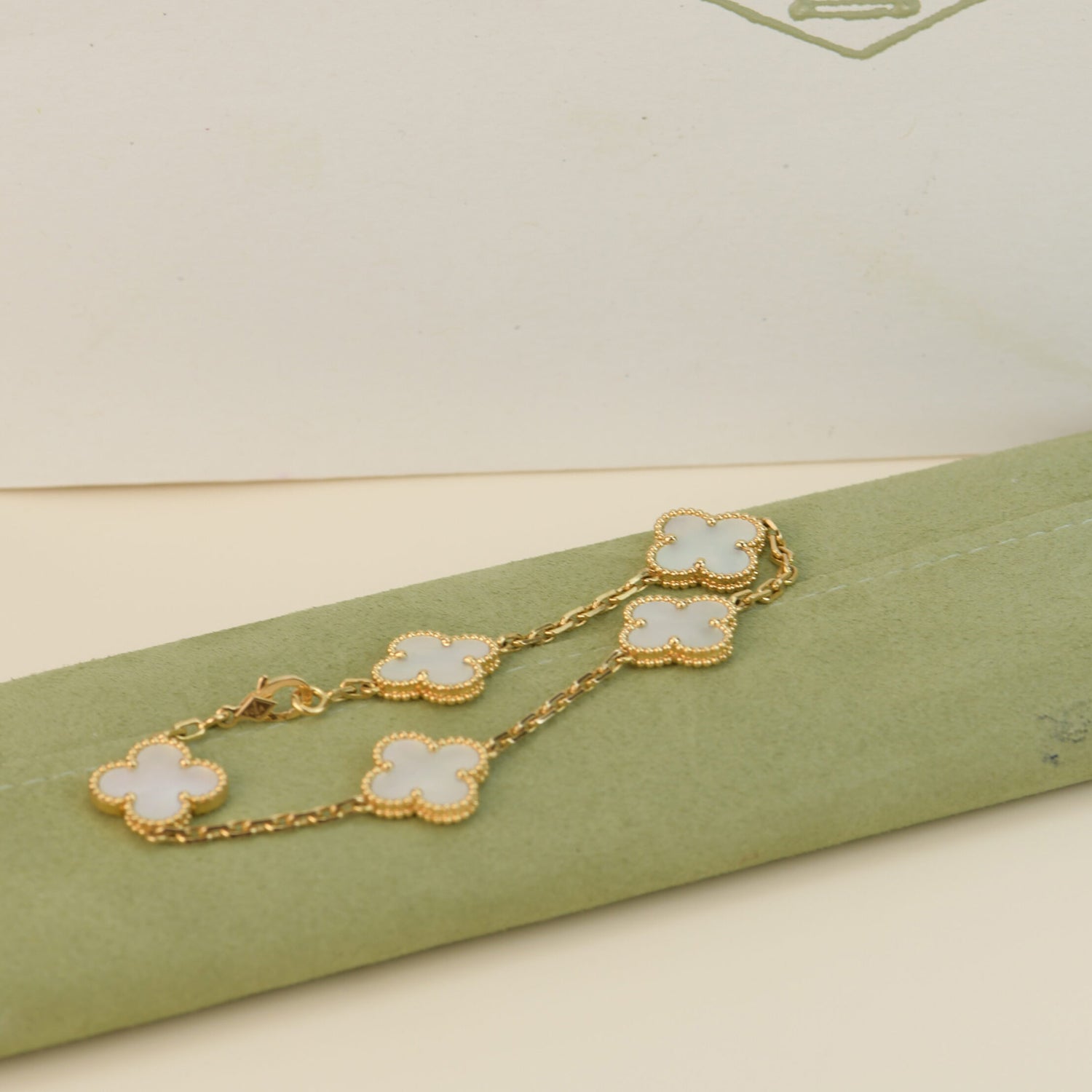 [Clover Jewelry]CLOVER  5 MOTIF WHITE MOP BRACELET