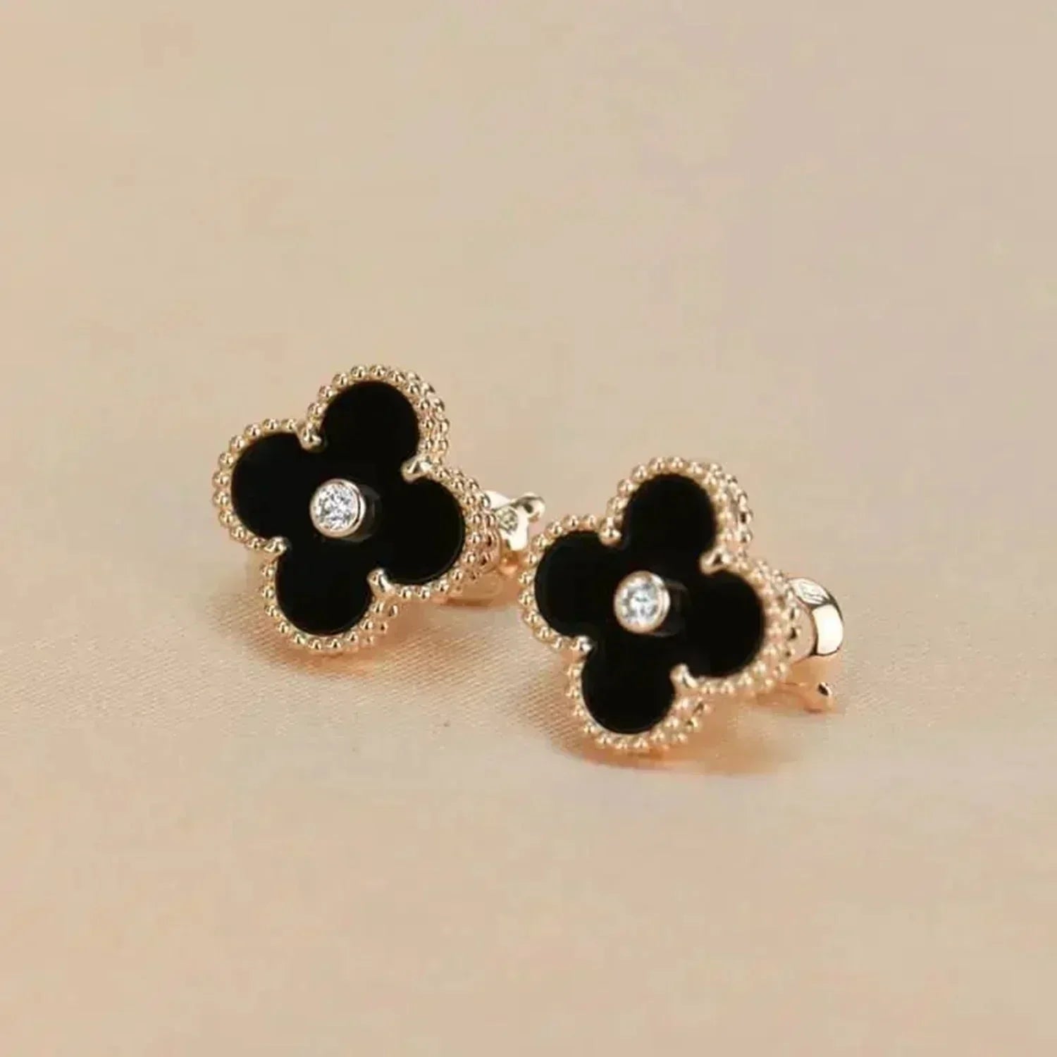 [Clover Jewelry]クローバー ミディアム 1 モチーフ オニキス ダイヤモンド ピアス