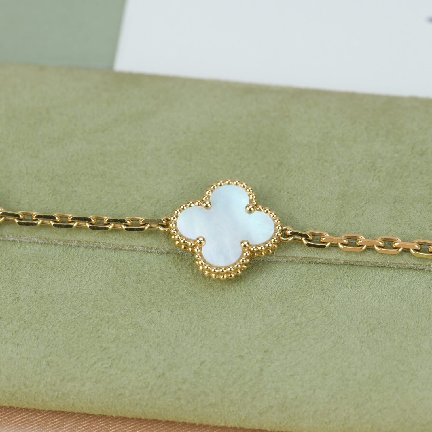 [Clover Jewelry]CLOVER  5 MOTIF WHITE MOP BRACELET