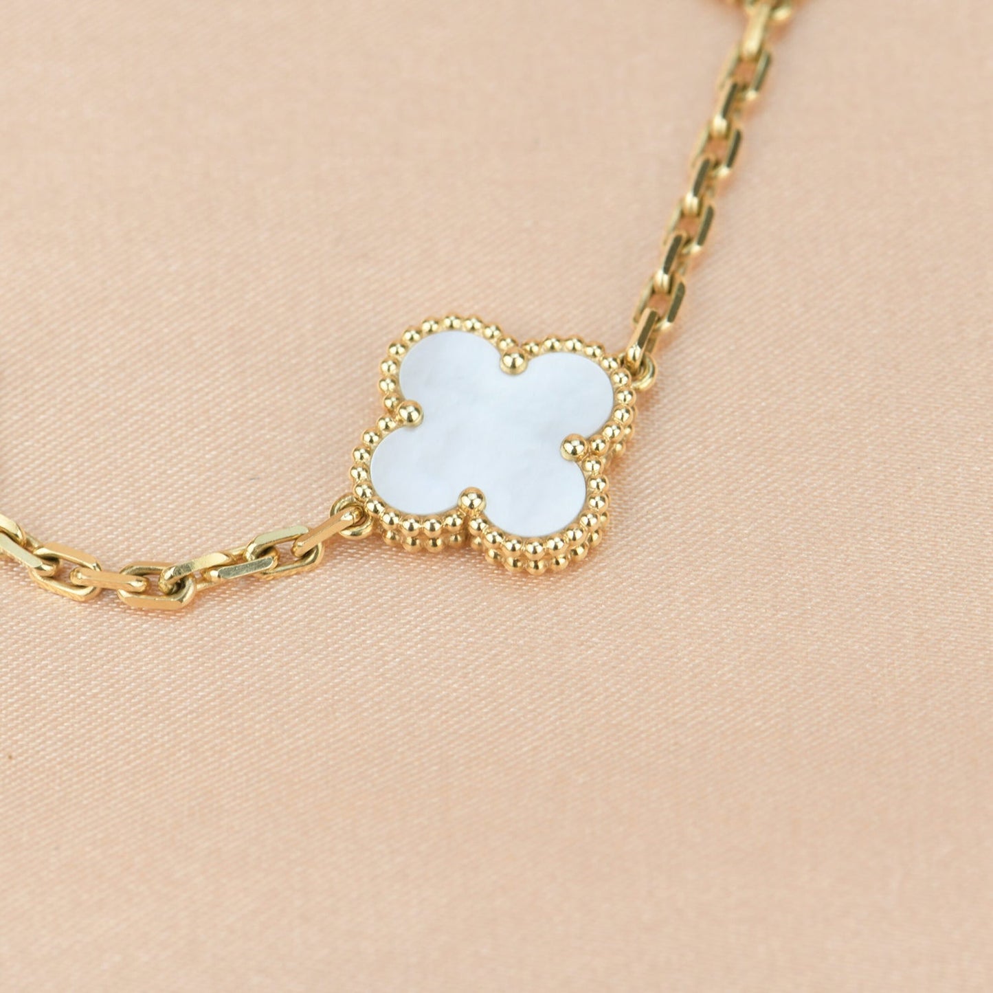 [Clover Jewelery]CLOVER  5 MOTIF WHITE MOP BRACELET