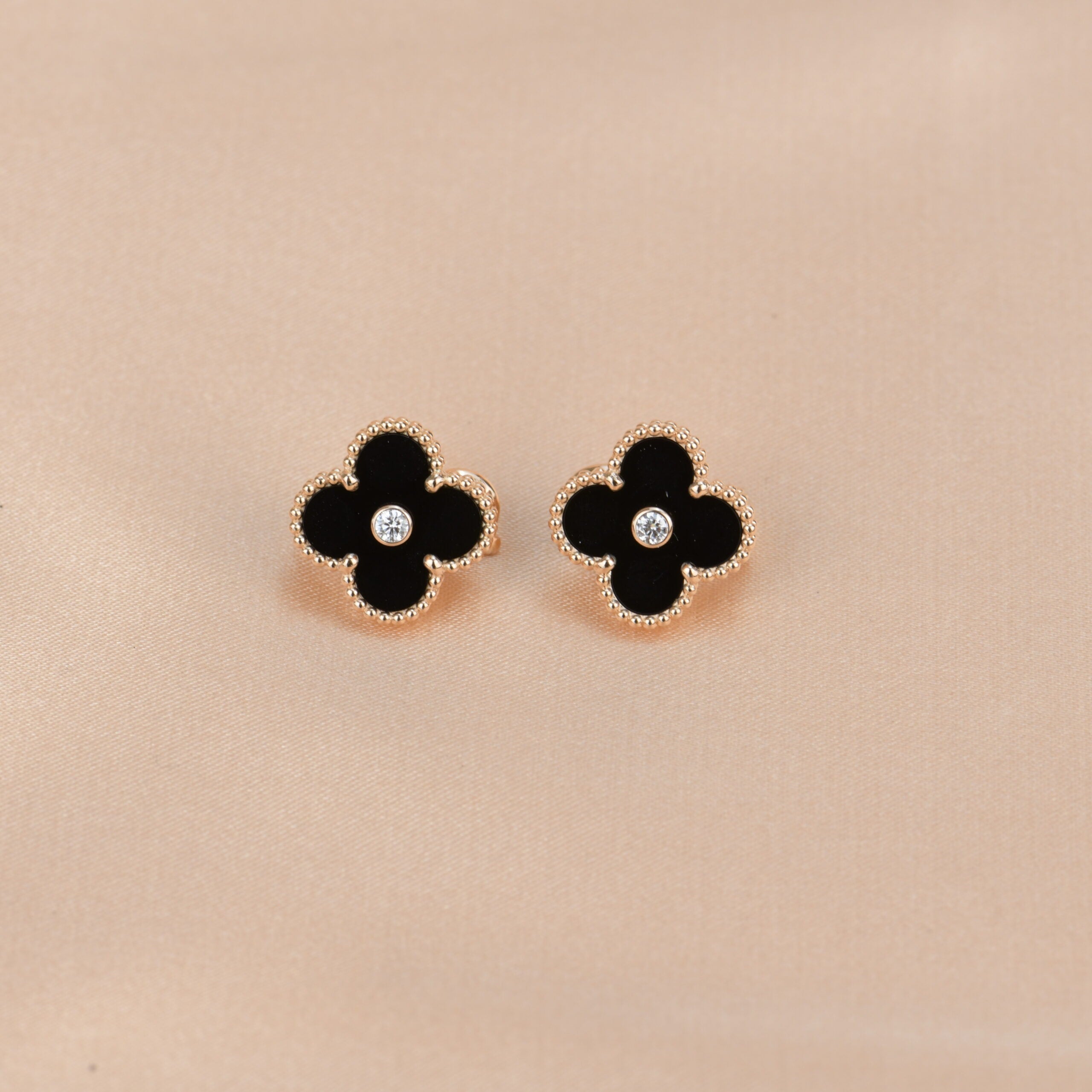 [Clover Jewelry]クローバー ミディアム 1 モチーフ オニキス ダイヤモンド ピアス