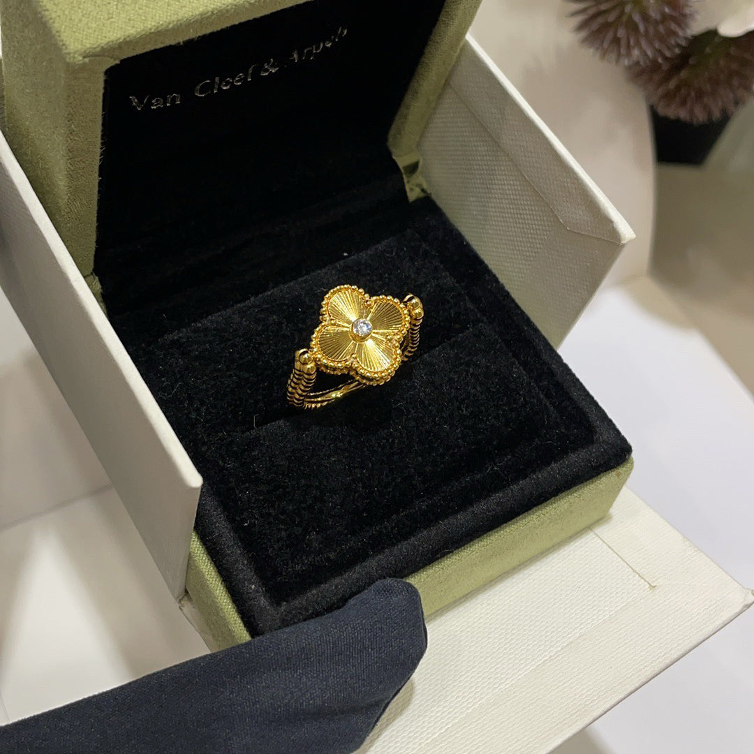 [Clover Jewelry]WENDEBARER BLAUER ACHATRING VON CLOVER
