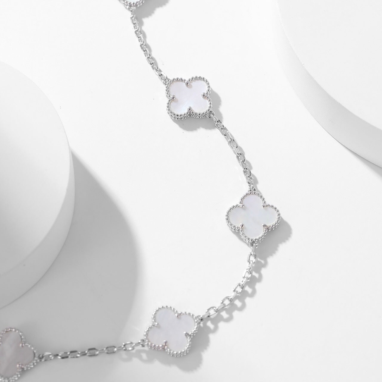 [Clover Jewelry]CLOVERS THE 10-MOTIFS WEISSE PERLMUTT-HALSKETTE