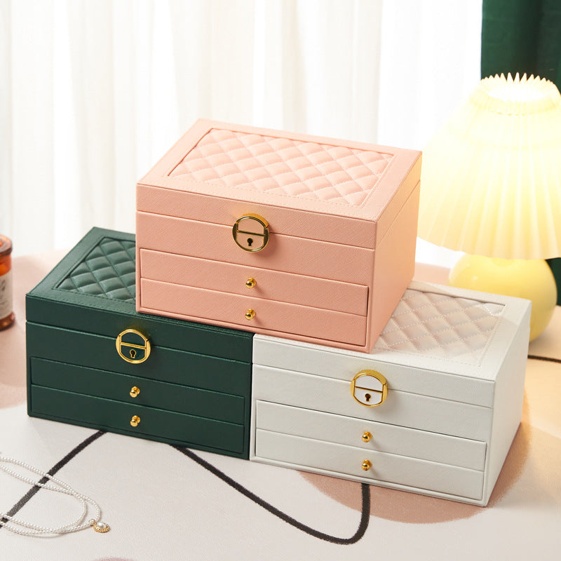 DREISCHICHTIGE SCHMUCKAUFBEWAHRUNGSBOX MIT RAUTENMUSTER UND SCHLOSS