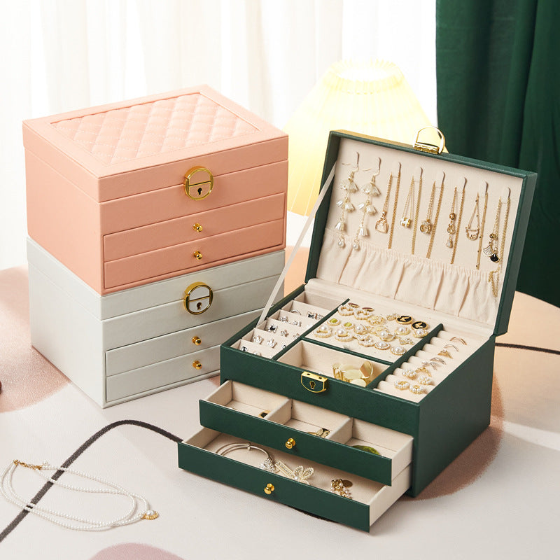 DREISCHICHTIGE SCHMUCKAUFBEWAHRUNGSBOX MIT RAUTENMUSTER UND SCHLOSS