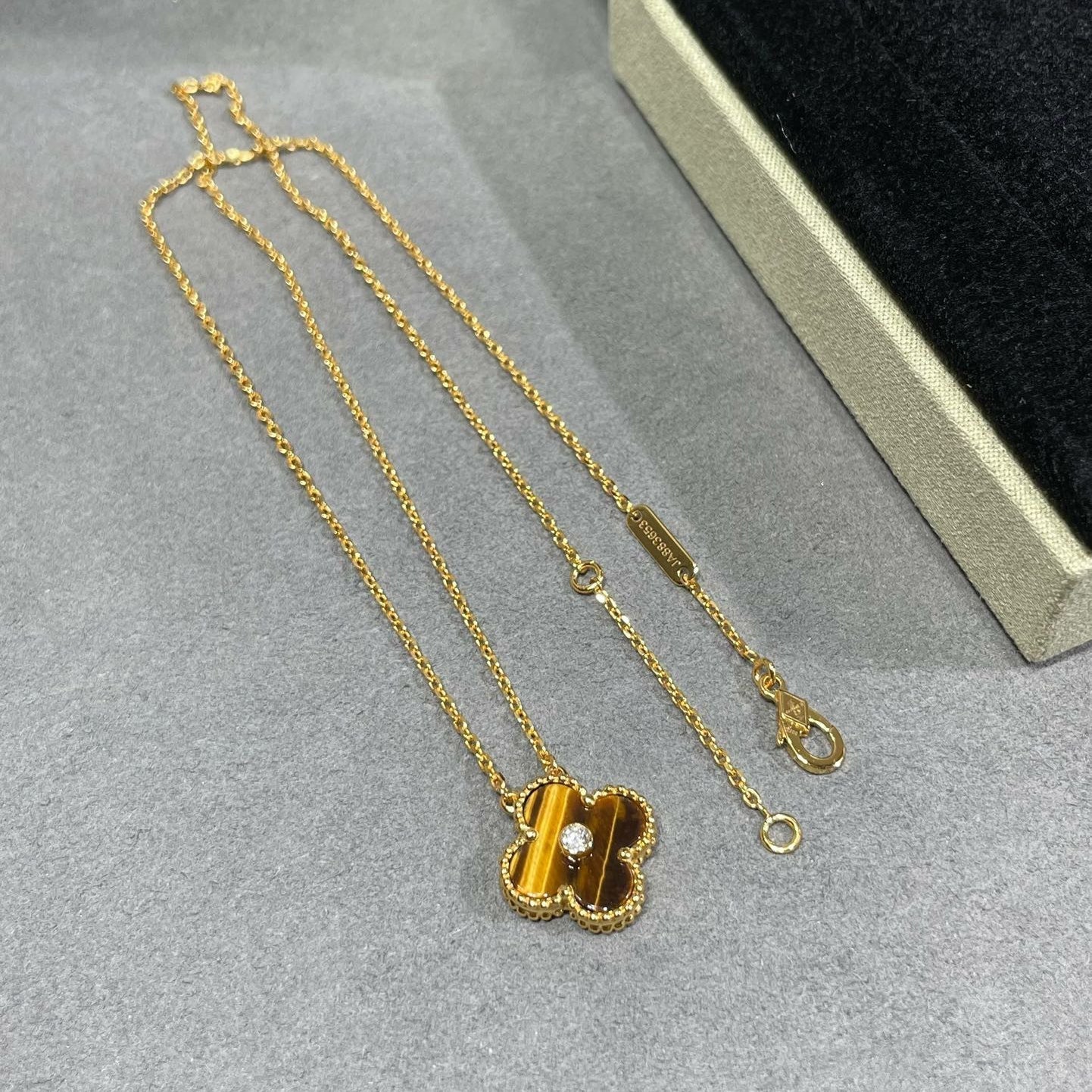 [Clover Jewelry]クローバー 15MM ダイヤモンドとイエロータイガーアイアゲートのネックレス
