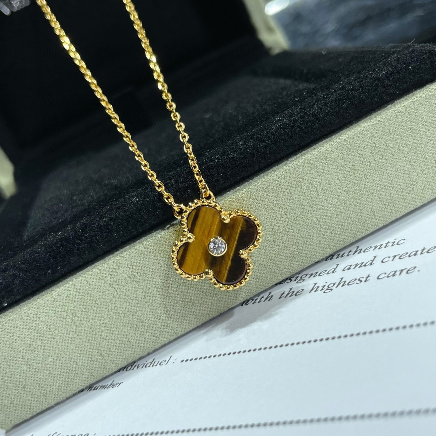 [Clover Jewelry]クローバー 15MM ダイヤモンドとイエロータイガーアイアゲートのネックレス