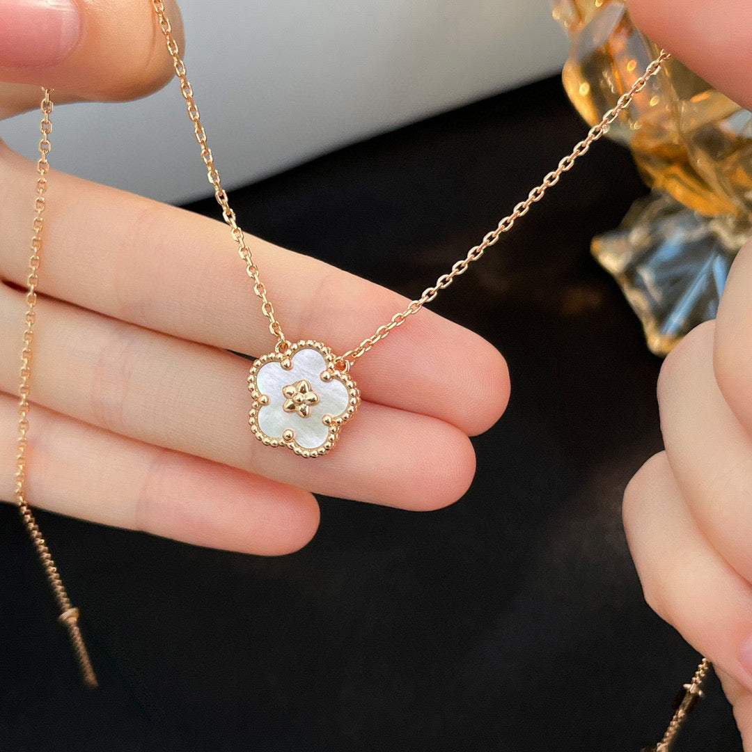 [クローバージュエリー]ラッキー 白蝶貝 梅の花 ネックレス