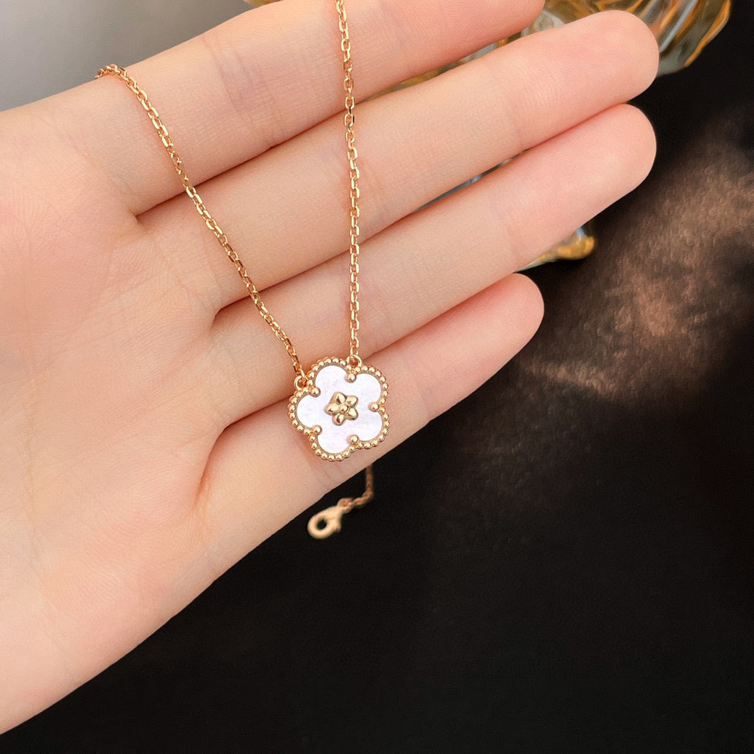 [Clover Jewelery]LUCKY  WHITE MOP  PLUM BLOSSOM NECKLACE