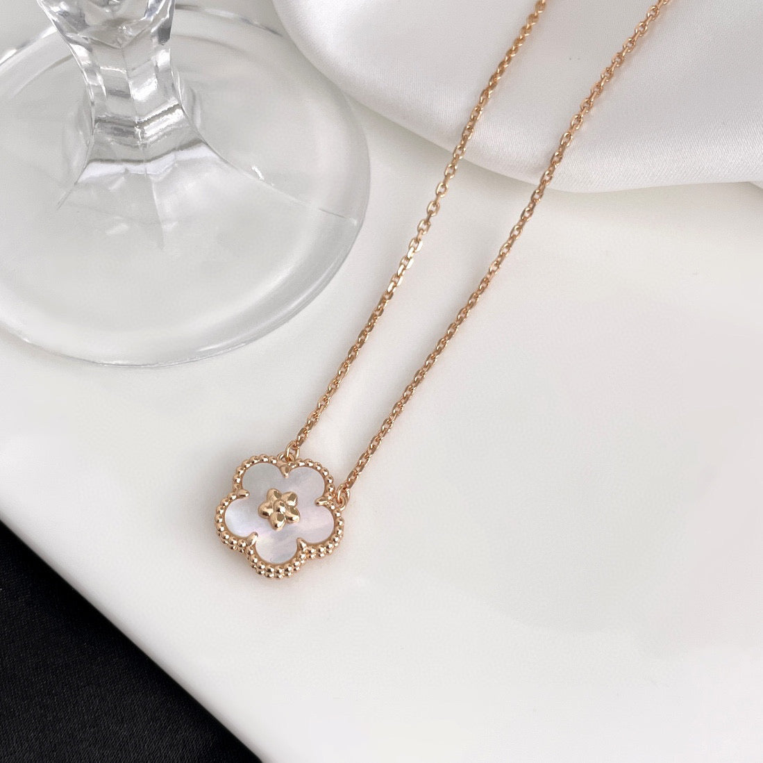 [クローバージュエリー]ラッキー 白蝶貝 梅の花 ネックレス