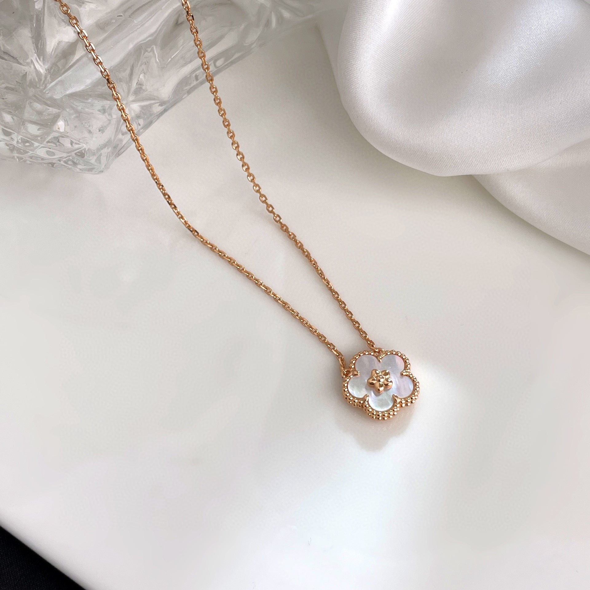 [クローバージュエリー]ラッキー 白蝶貝 梅の花 ネックレス