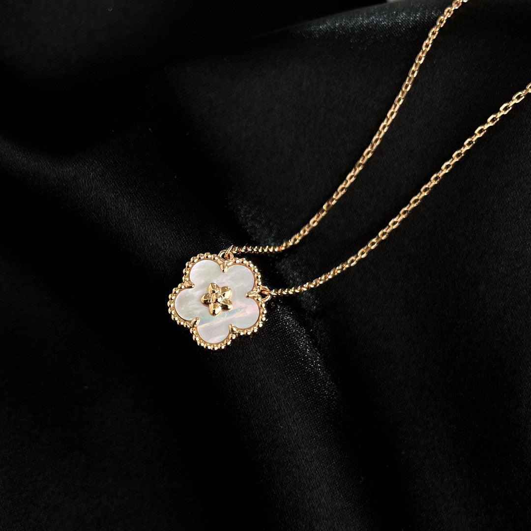 [クローバージュエリー]ラッキー 白蝶貝 梅の花 ネックレス