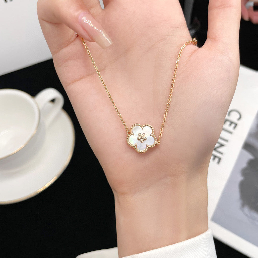 [Clover Jewelry]ラッキーホワイトMOP梅の花ブレスレット