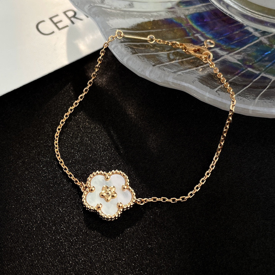 [Clover Jewelry]ラッキーホワイトMOP梅の花ブレスレット