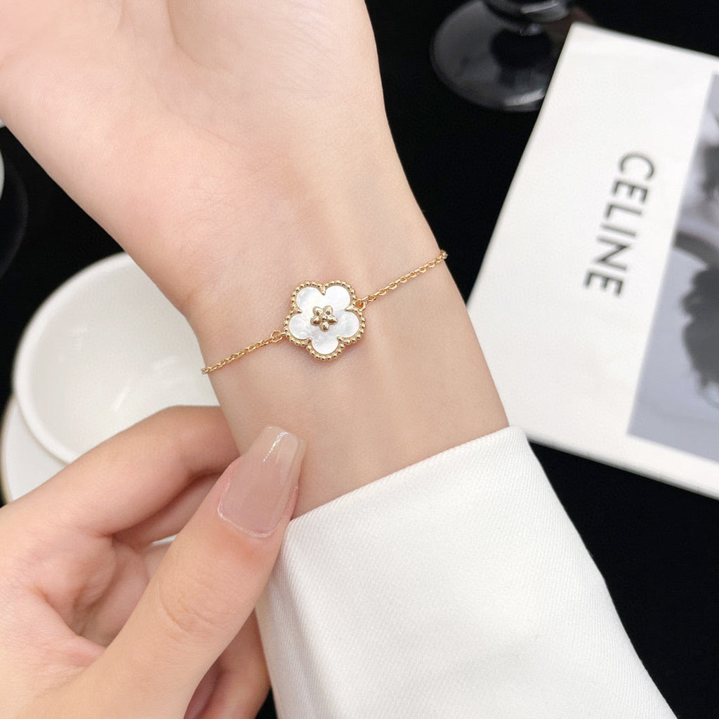 [Clover Jewelry]ラッキーホワイトMOP梅の花ブレスレット