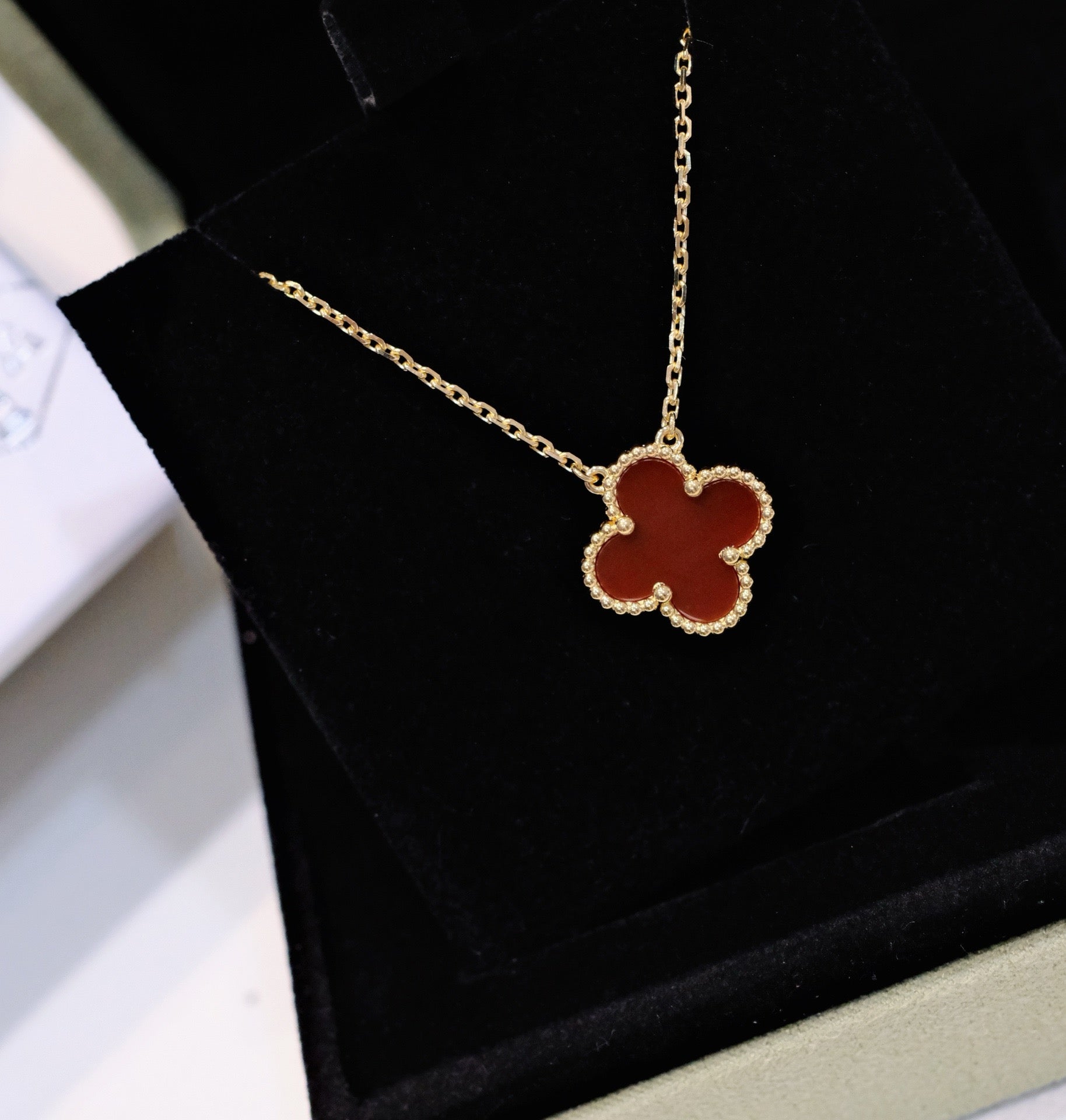 [クローバージュエリー]クローバー 15MM カーネリアン シングル フラワー ネックレス