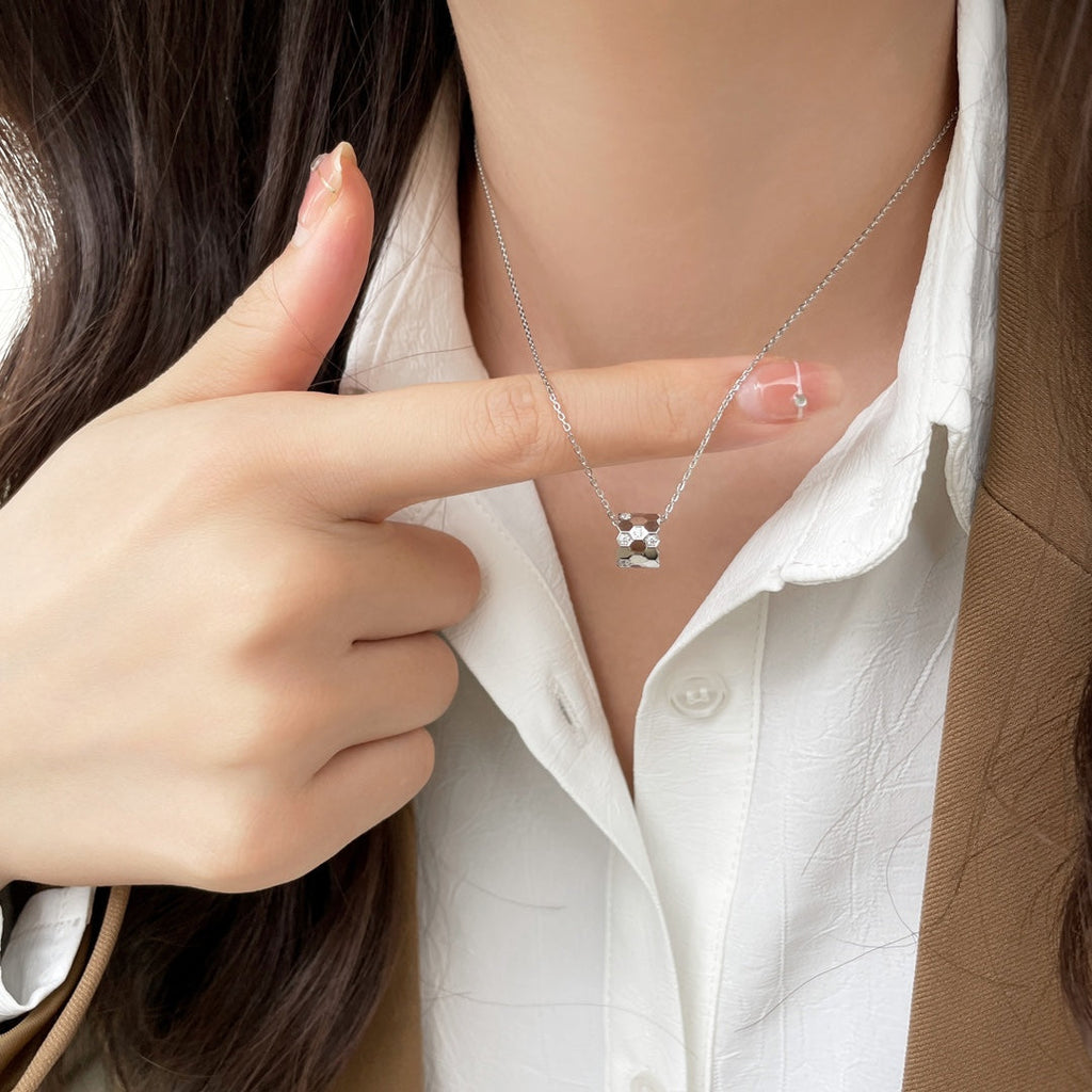 [Clover Jewelry]BEE MINI PENDANT DIAMOND NECKLACE