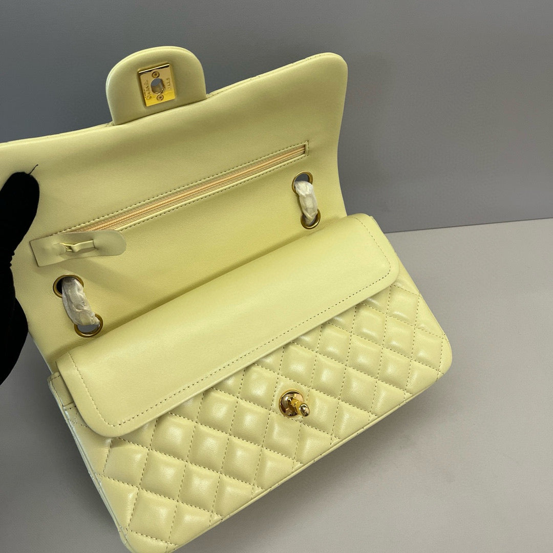 25C FLAP BAG 25 IN YELLOW QUILTED LAMBSKIN GOLD HARDWARE