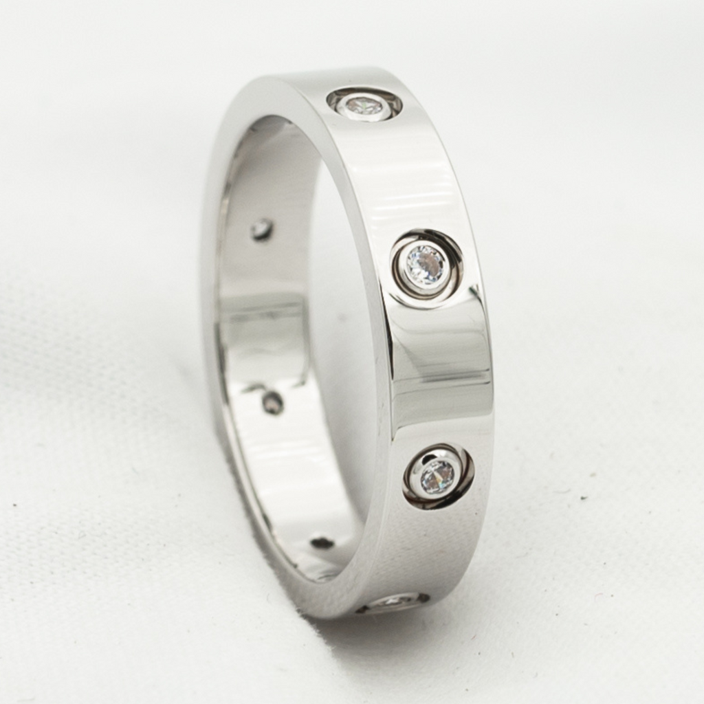 [クローバージュエリー] LOVE リング 3.6MM 8 ダイヤモンド