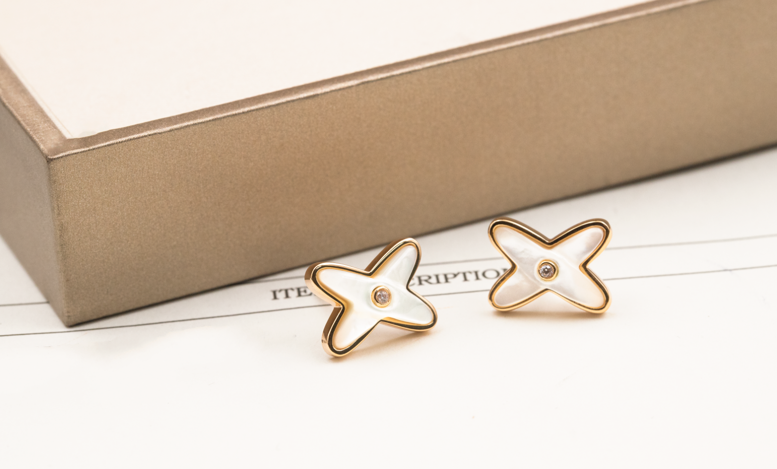 [Clover Jewelry]JEUX DE WHITE MOP ROSE GOLD DIAMOND OHRRINGE
