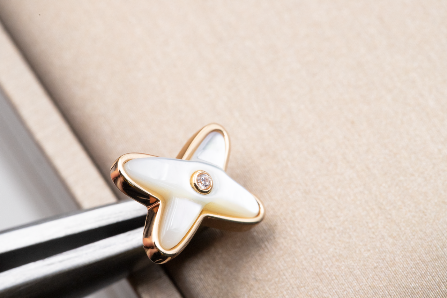 [Clover Jewelry]JEUX DE WHITE MOP ROSE GOLD DIAMOND OHRRINGE