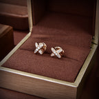 ```json
[
  {
    "translated_text": "[Clover Jewelry]JEUX GOLD DIAMOND OHRRINGE",
    "original_text": "[Clover Jewelry]JEUX DE GOLD DIAMOND EARRINGS"
  }
]
```
