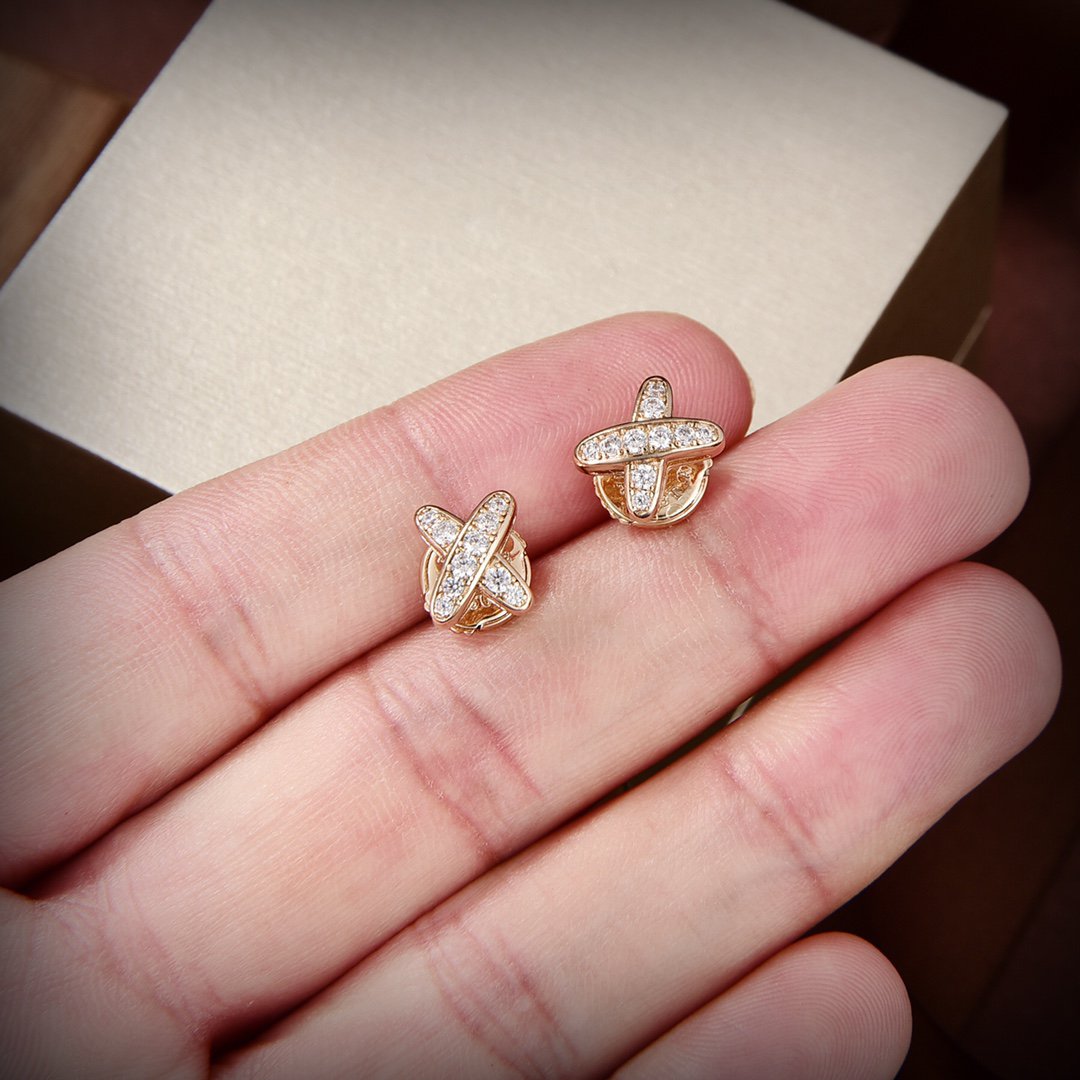 ```json
[
  {
    "translated_text": "[Clover Jewelry]JEUX GOLD DIAMOND OHRRINGE",
    "original_text": "[Clover Jewelry]JEUX DE GOLD DIAMOND EARRINGS"
  }
]
```