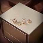 ```json
[
  {
    "translated_text": "[Clover Jewelry]JEUX GOLD DIAMOND OHRRINGE",
    "original_text": "[Clover Jewelry]JEUX DE GOLD DIAMOND EARRINGS"
  }
]
```