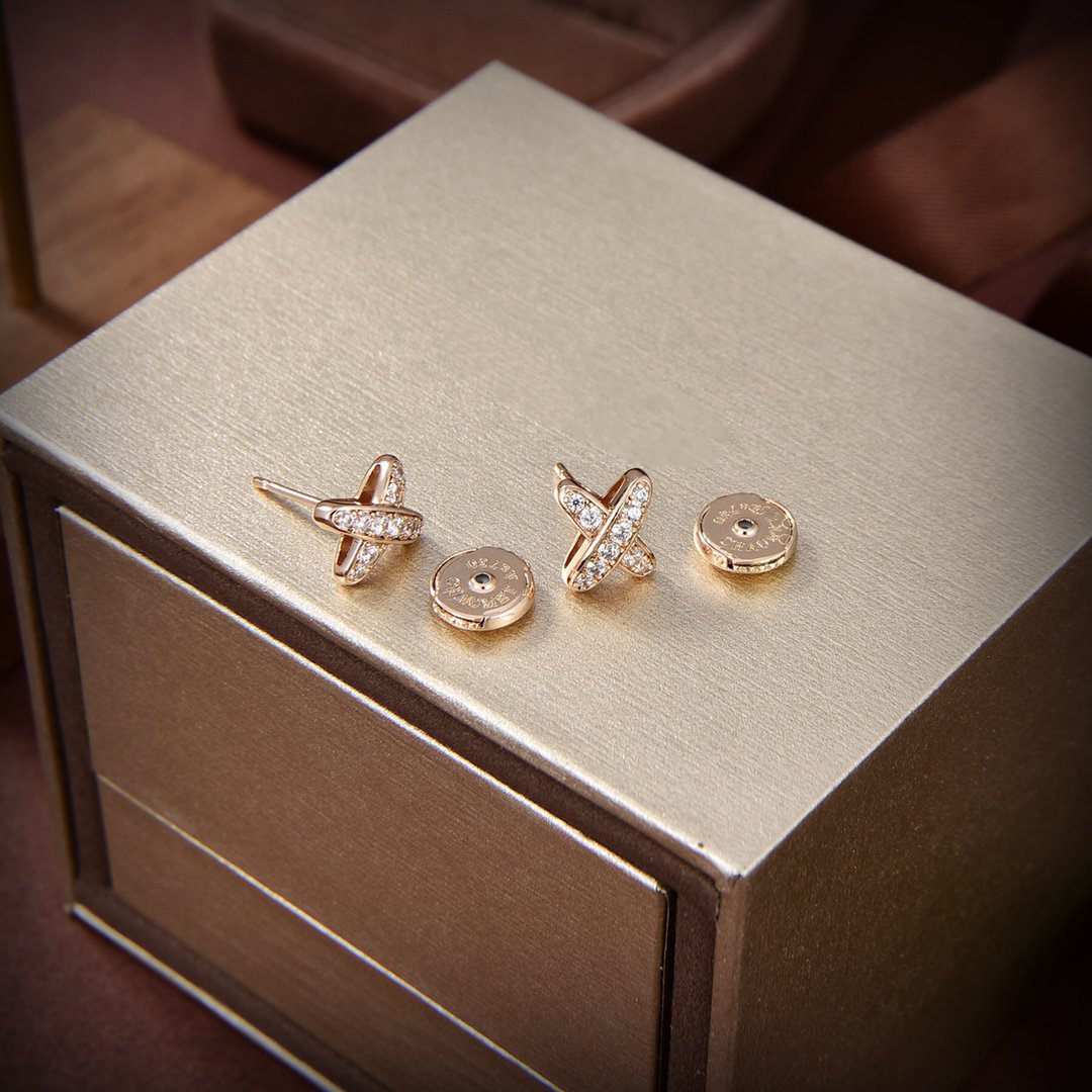 ```json
[
  {
    "translated_text": "[Clover Jewelry]JEUX GOLD DIAMOND OHRRINGE",
    "original_text": "[Clover Jewelry]JEUX DE GOLD DIAMOND EARRINGS"
  }
]
```